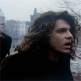 Michael Hutchence ve videoklipu Never Tear Us Apart, kter se natel v Praze.