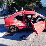 Mladík z Plzně rozstřelil svůj bavorák o zaparkované auto. Z nehody byl nadšený.