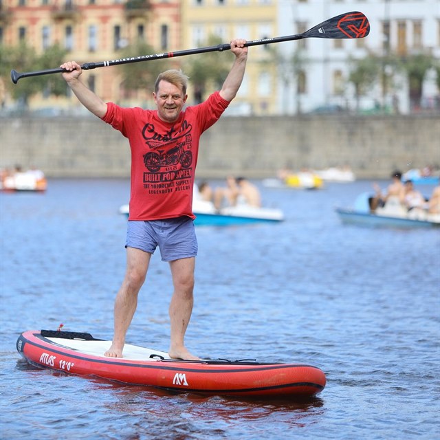 Petr tvrtnek nakonec zvtzil a na paddleboardu slavil velk spch.