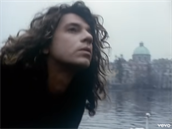 Michael Hutchence ve videoklipu Never Tear Us Apart, který se natáel v Praze.