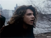 Michael Hutchence ve videoklipu Never Tear Us Apart, který se natáel v Praze.