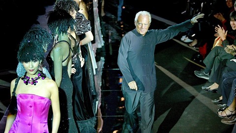 Giorgio Armani to jsou parfémy, padnoucí pánská saka a rafinovaná enská...