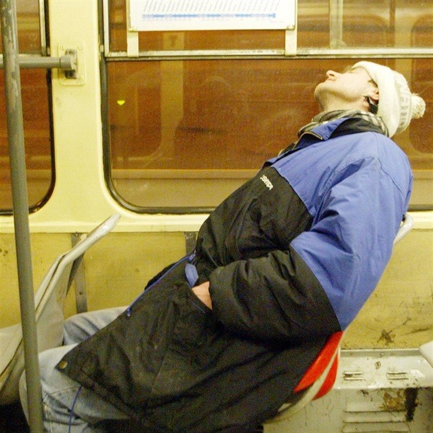 Na sedakách ve starých typech tramvaje se skvle spí...