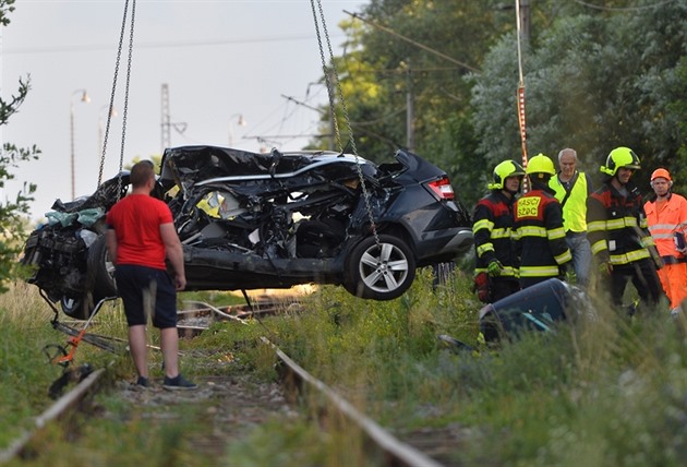 Ve zdemolovaném voze zahynuli dva dosplí a dv dti. Výstraná signalizace...