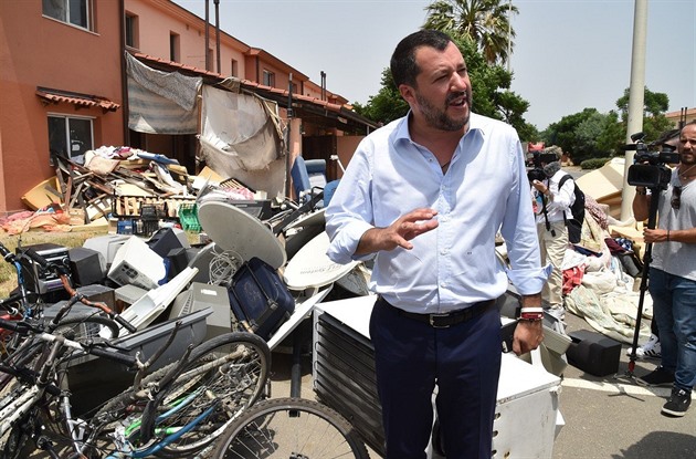 Italský ministr vnitra Matteo Salvini je velkým odprcem benevolentního pístupu, naposledy výrazn zakroil proti Carole Racketeové, kapitánce lodi neziskové organizace Sea-Watch, která do Itálie chtla bez povolení pivézt migranty.
