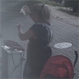 Feťačka z Brna si dala dávku před svým dítětem v kočárku.