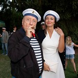 Lucie Gelemová a Felix Slováček na zahradní párty Petra Jandy.