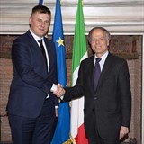 Italsk ministr zahrani Enzo Moavero Milanesi se svm eskm protjkem...