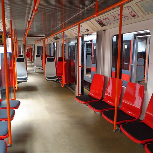 Dopravn podnik v Praze testuje nov sedaky a jejich postaven ve vagonech...