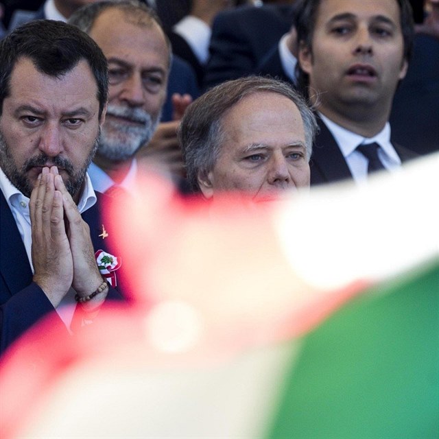 Italsk ministr vnitra Matteo Salvini a zahrani Enzo Moavero Milanesi nemaj...