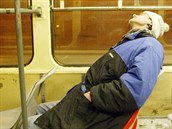 Na sedakách ve starých typech tramvaje se skvle spí...