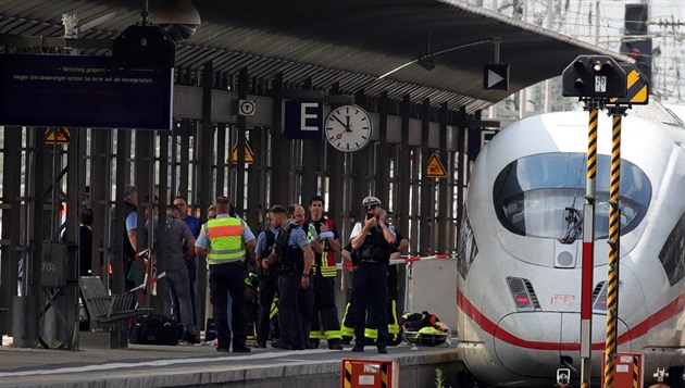 Ve Frankfurtu dolo ke chladnokrevné vrad. Eritrejec piel zezadu k matce s...