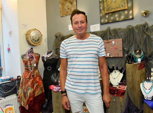 Libor Baselides p�edstavil svou kolekci um�leck�ch p�edm�t�.