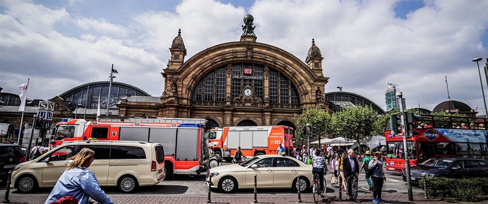 Ve Frankfurtu dolo ke chladnokrevné vrad. Eritrejec piel zezadu k matce s...