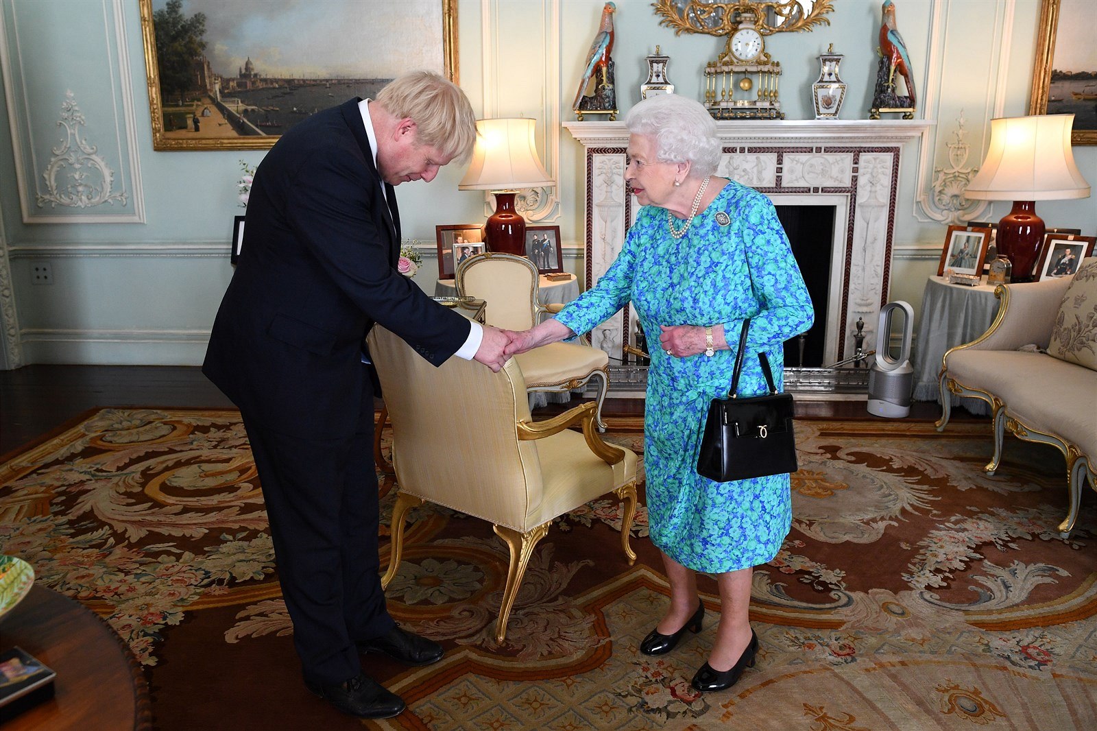 Boris Johnson se královně uctivě uklonil.