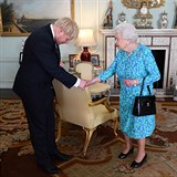 Boris Johnson se královně uctivě uklonil.