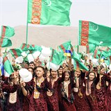 Turkmnskho prezidenta vdy vtaj davy vce i mn rozjsanch lid.
