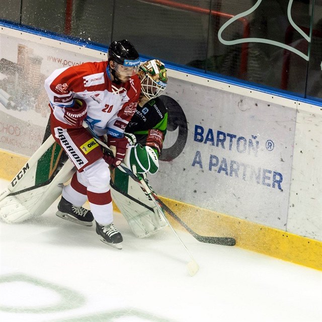 Frantiek Skladan, hokejista Olomouce, atakuje branke Karlovch Var.