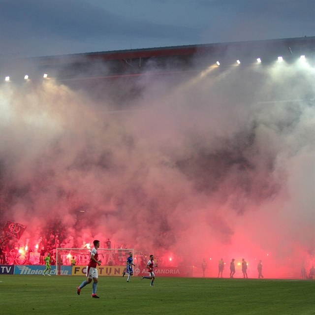 Fanoušci Slavie narušili zápas s Olomoucí, klub bude mít další problém.