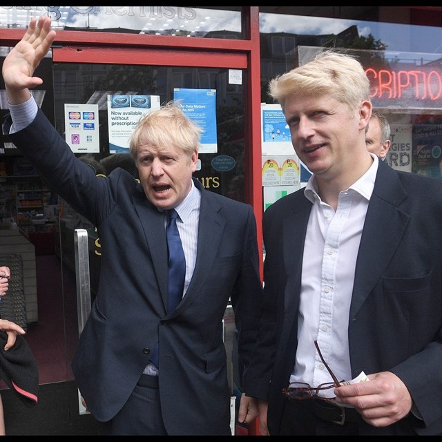 Boris Johnson se pustil do istky ve vld. Dosadil si tam svho bratra, novm...