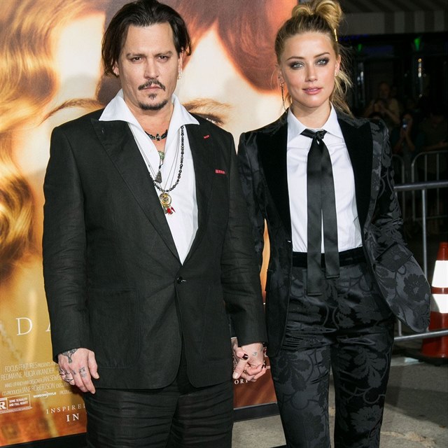 Le, sama m napadla! Johnny Depp tvrd, e ho Amber Heard napadla flakou a...