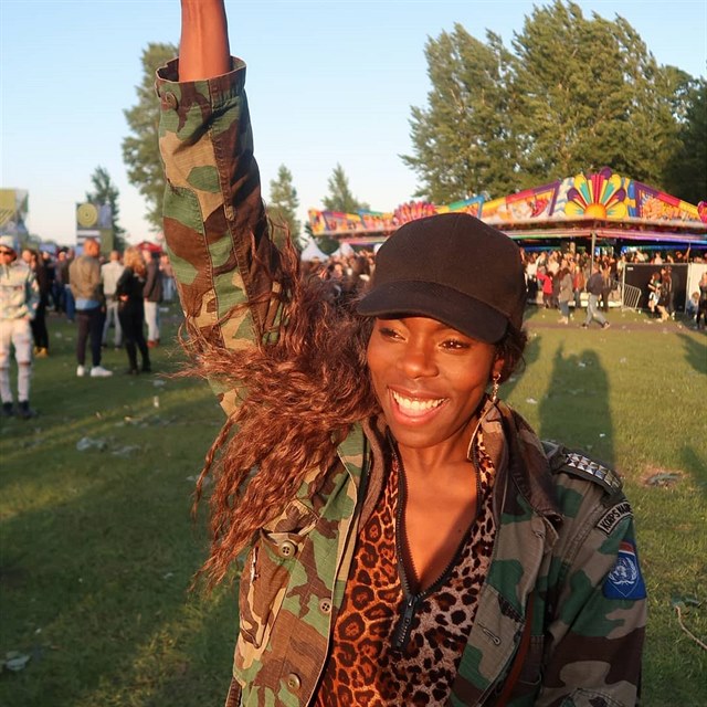 Imanuelle Grives na festivalu Tomorrowland, kde u n nali pytel pln drog.