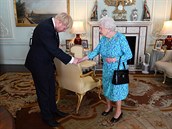 Boris Johnson se královn uctiv uklonil.