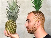 Erik Meldik, známý z dua Viral Brothers, p�izp�sobil hlavu ovoci, které bylo v...