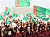 Turkménského prezidenta vdy vítají davy více i mén rozjásaných lidí.