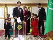 Gurbanguly Berdimuhamedow ve volební místnosti. Volby samozejm vyhrává s...