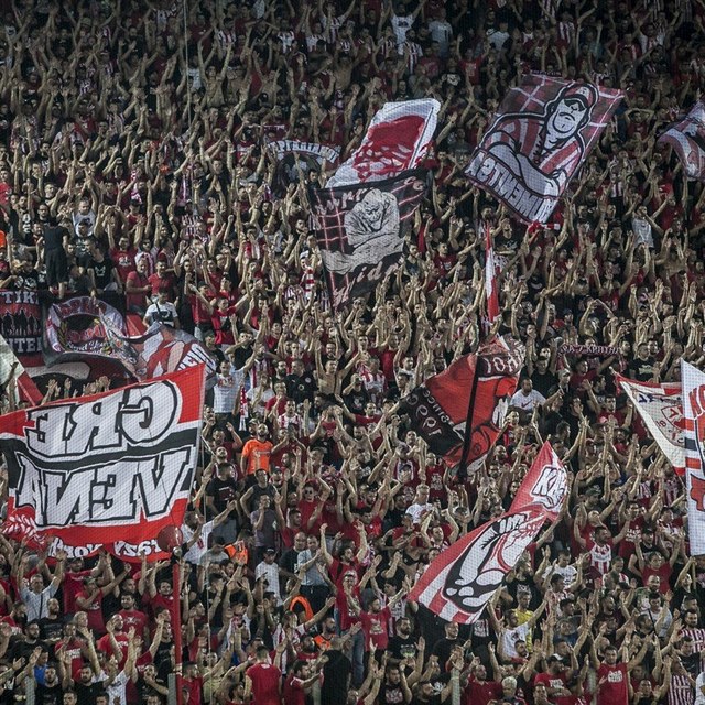 Stadion Olympiakosu byl pi odvet s Plzn nalapan.