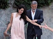 George Clooney pomáhal manželce Amal na palubu.