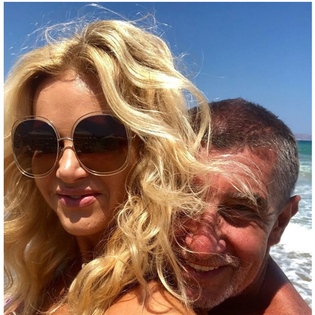 Andrej a Monika si užívají dovolenou u moře.