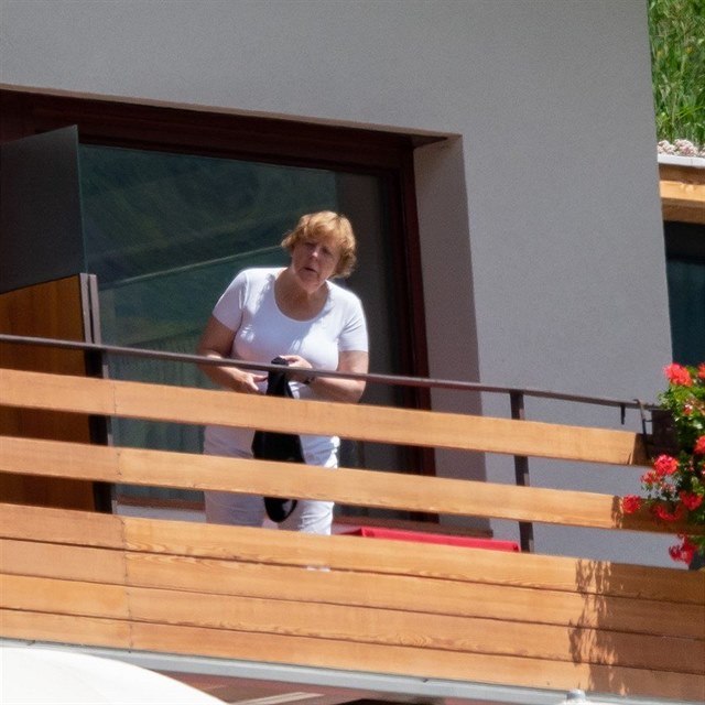 Angela Merkelov  si uv tradin dovolenou v Jinm Tyrolsku. Doprovz ji...