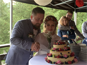 Novomanelé spolu krájeli svatební dort.
