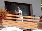 Angela Merkelová  si uívá tradiní dovolenou v Jiním Tyrolsku. Doprovází ji...