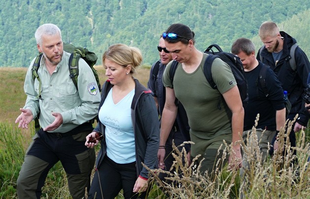 Slovenská prezidentka Zuzana aputová pi výstupu na Chleb, nejvyí horu pohoí Malá Fatra