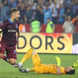 Symbolick obrzek. esk obrnce ve slubch Trabzonsporu Filip Novk pokoil...