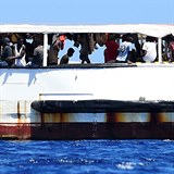 Lo Open Arms se 107 migranty na palub odmtla nabdku panlska na zakotven...