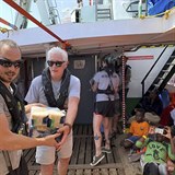 Richard Gere na lodi s uprchlky ve Stedozemnm moi tak pidal ruku k dlu.