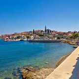Ostrov Ugljan ležící naproti Zadaru je idylickým místem, nebýt fekálií v moři...