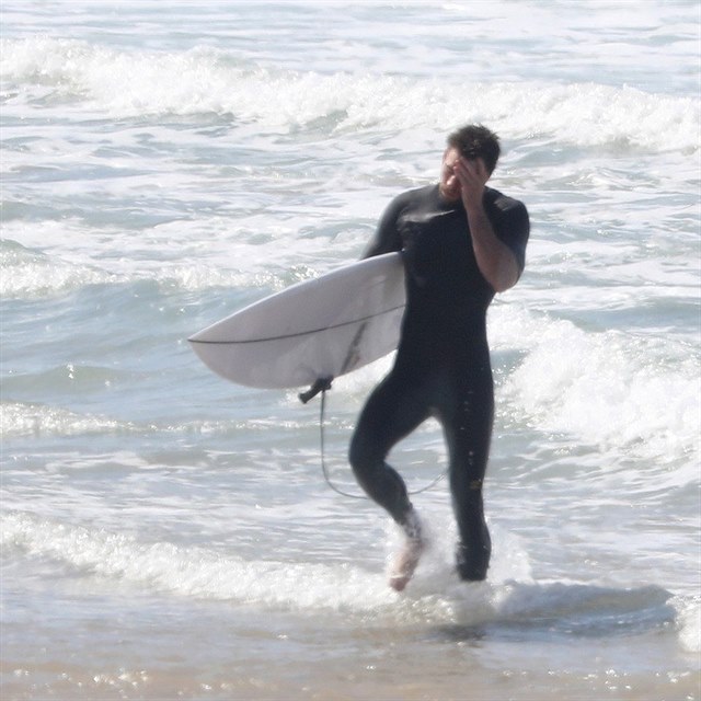 Liam Hemsworth si l zlomen srdce surfingem.