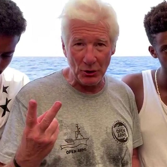 Herec Richard Gere přijel na loď s uprchlíky u italského ostrova Lampedusa...