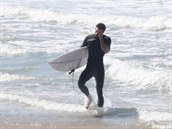 Liam Hemsworth si léí zlomené srdce surfingem.
