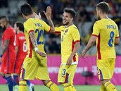 Alexandru Baluta slaví gól do sít Chile v dresu rumunské reprezentace.
