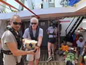 Richard Gere na lodi s uprchlíky ve Stedozemním moi také pidal ruku k dílu.