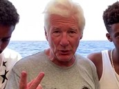 Herec Richard Gere pijel na lo s uprchlíky u italského ostrova Lampedusa...
