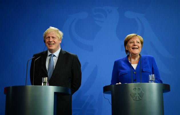 Boris Johnson se setkal s Angelou Merkelovou. Byli samý vtípek a dolo i na...