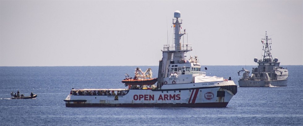Ostrov Lampedusa je neustále v obleení lodí s migranty. Open Arms tu strávila...