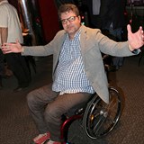 Modertor Michal Janak je upoutan na invalidn vozk.